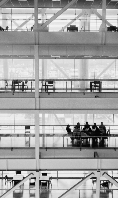 Edifico moderno de oficina con trabajadores reunidos